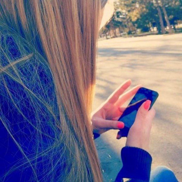 девушки с айфоном