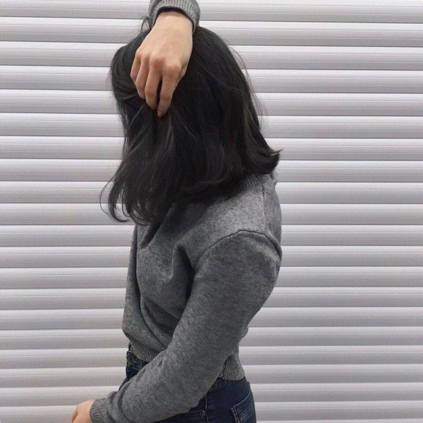 серая водолазка