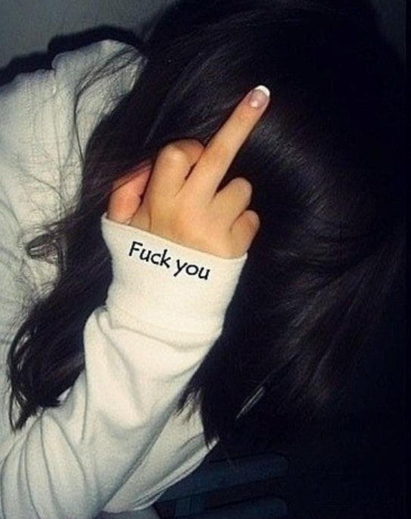 девушка показывает фак