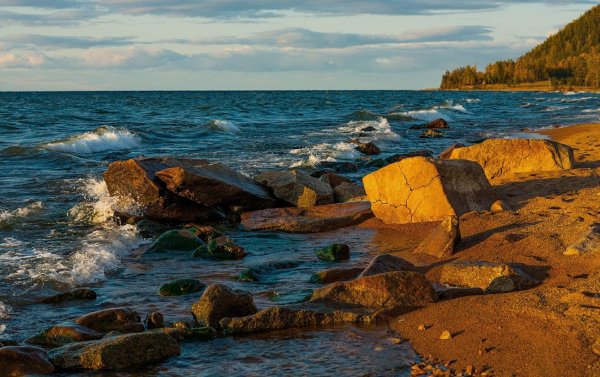 каменистый берег байкала