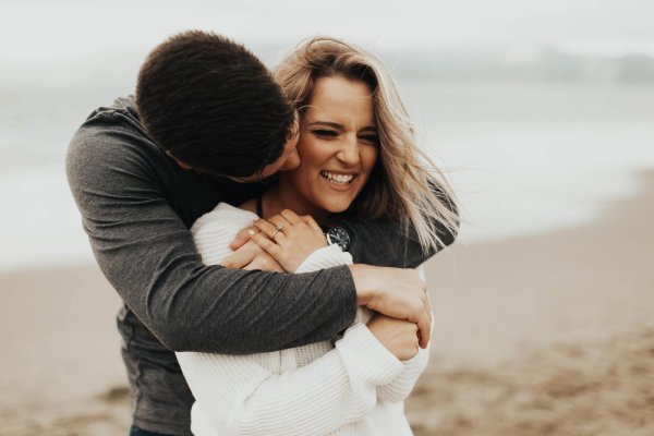 девушка обнимает парня