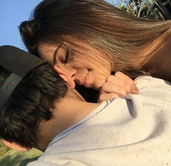 влюбленные обнимаются