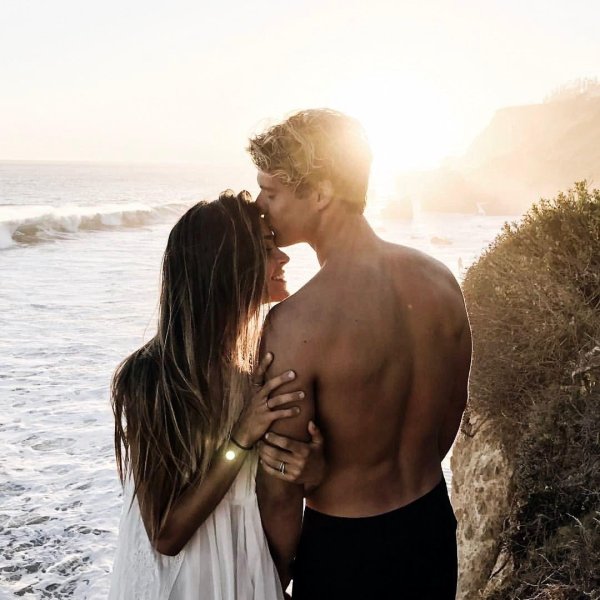 парень с девушкой на море