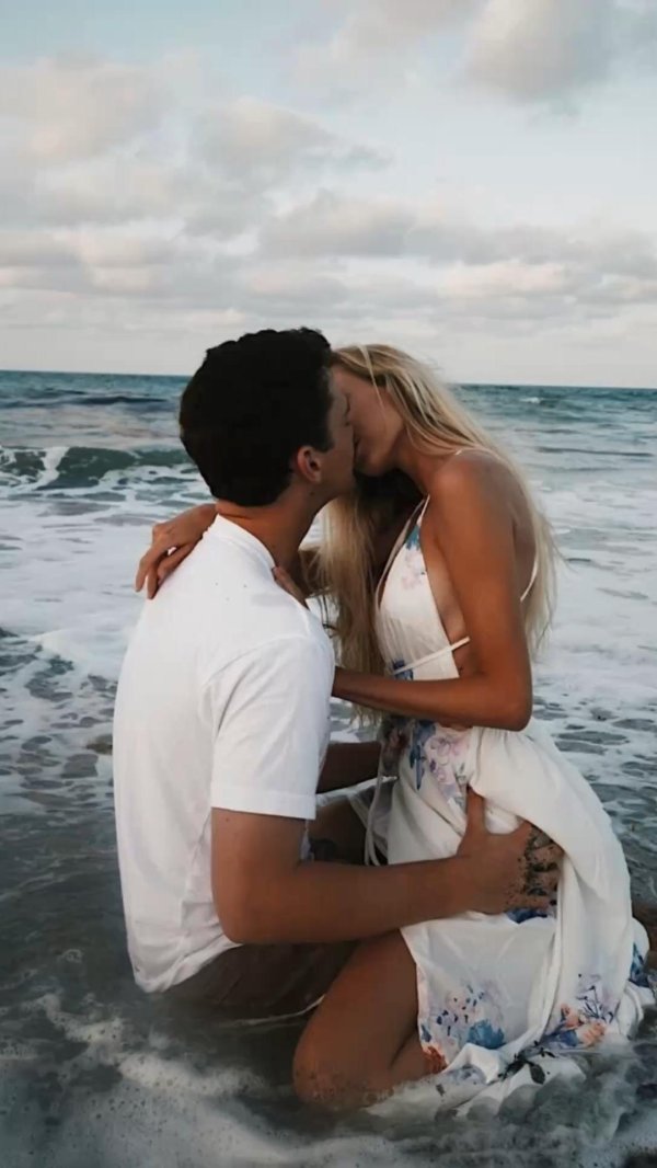 влюбленные на море