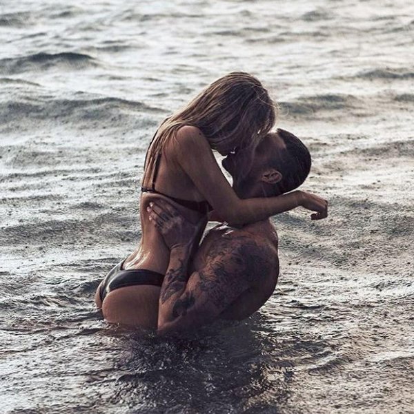 объятия в воде