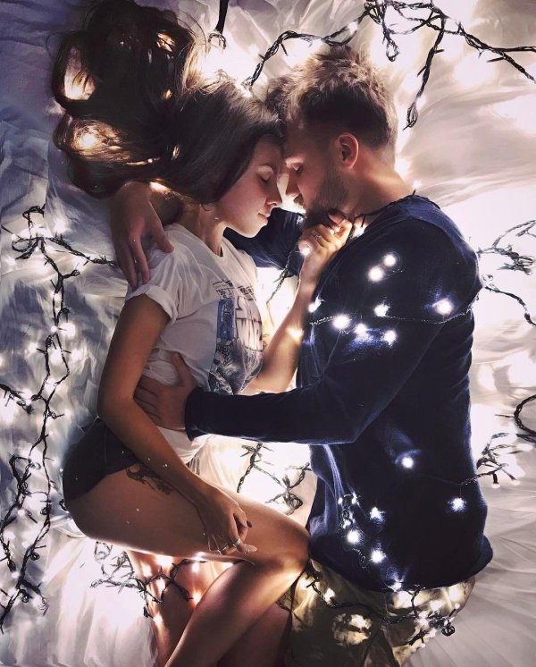 парень и девушка с гирляндой