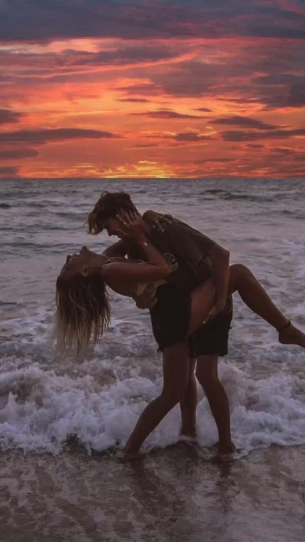 парень с девушкой на море