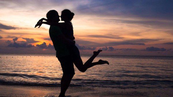 влюбленные на закате