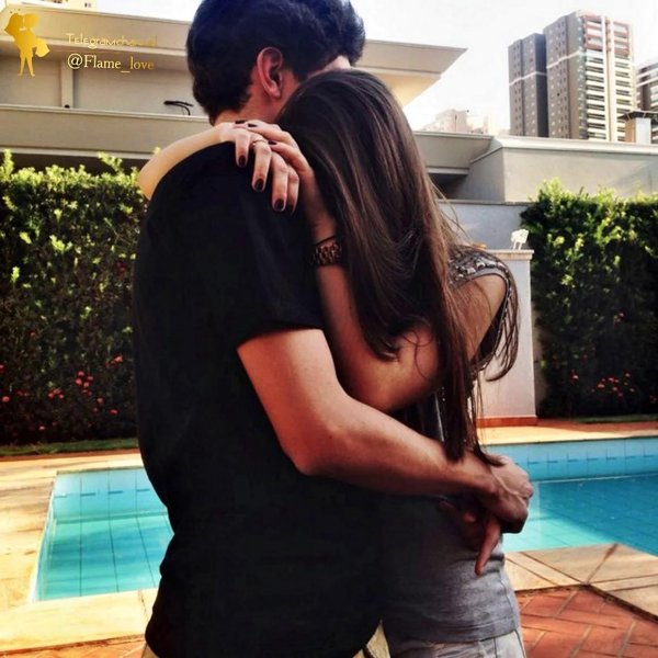 парень обнимает девушку за талию