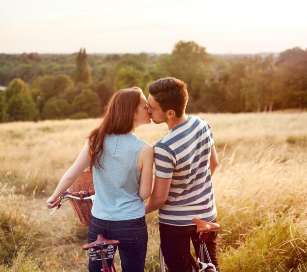 девушки с парнем