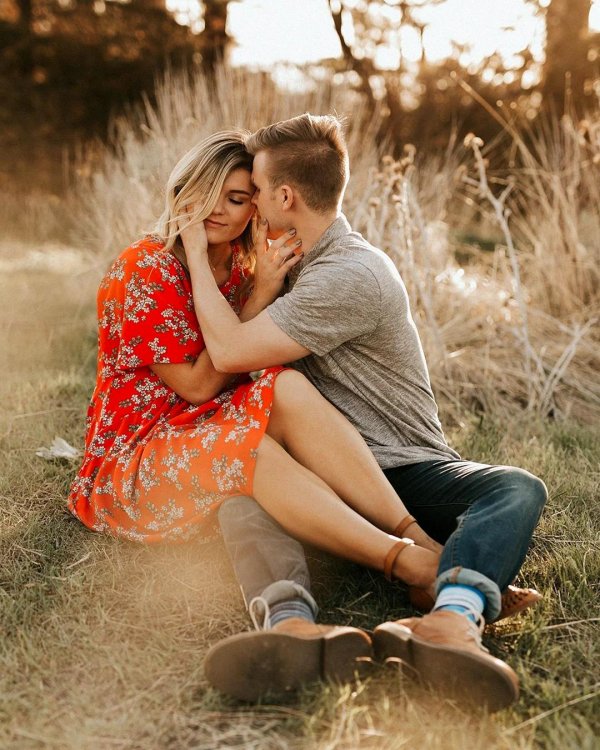 влюбленные на природе