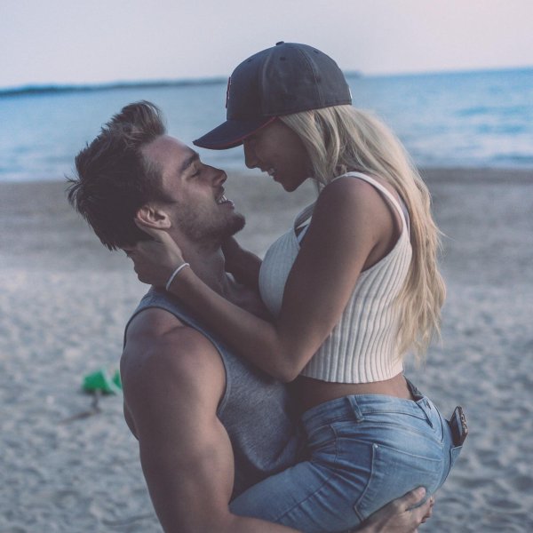 блондинка с парнем