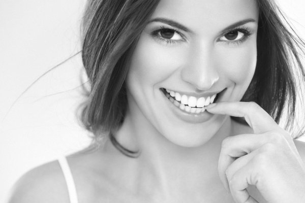 девушка с красивыми зубами