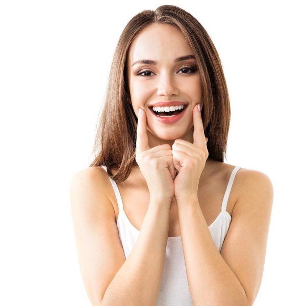 улыбается девушка