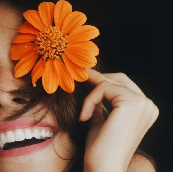 девушка смеется