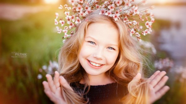 радостная девочка