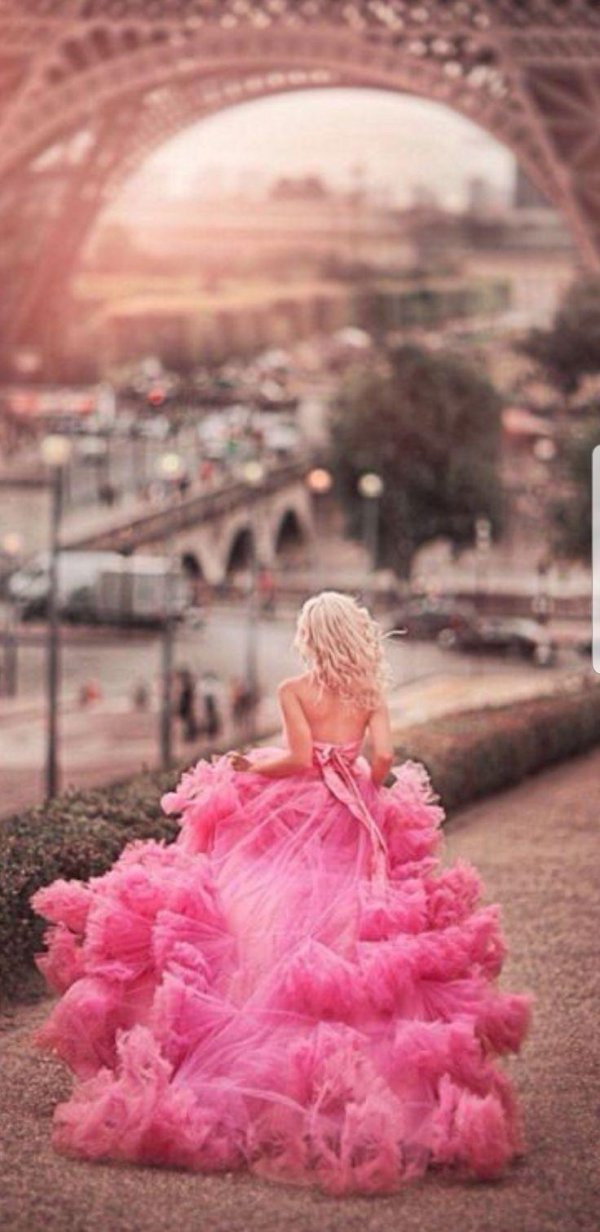 розовое пышное платье