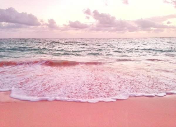 пляж с розовым песком