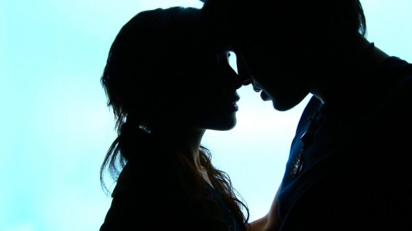 силуэт девушки и парня