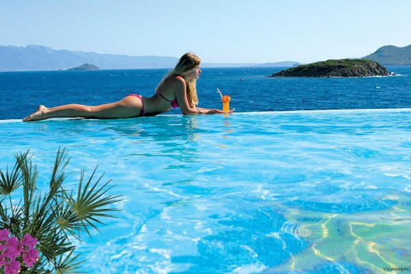 девушка в бассейне