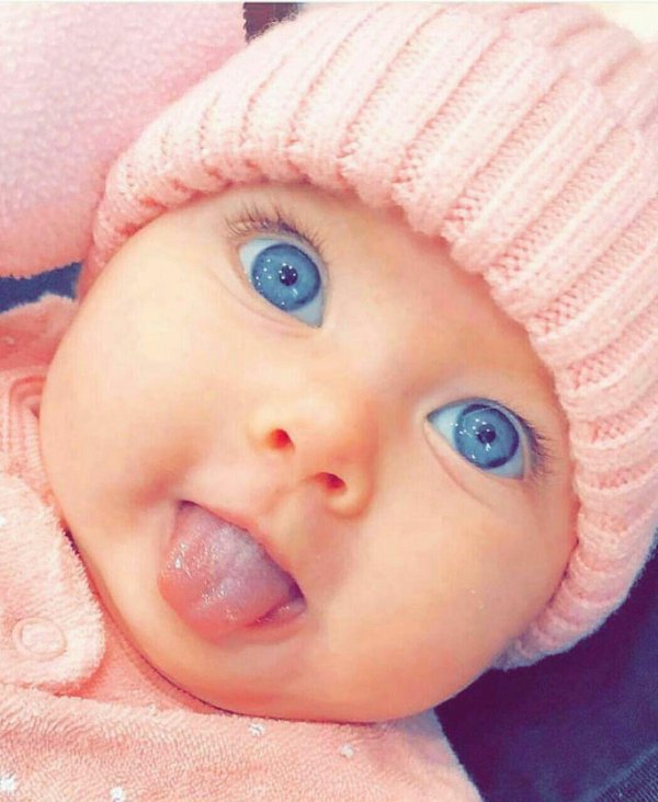 младенец с голубыми глазами