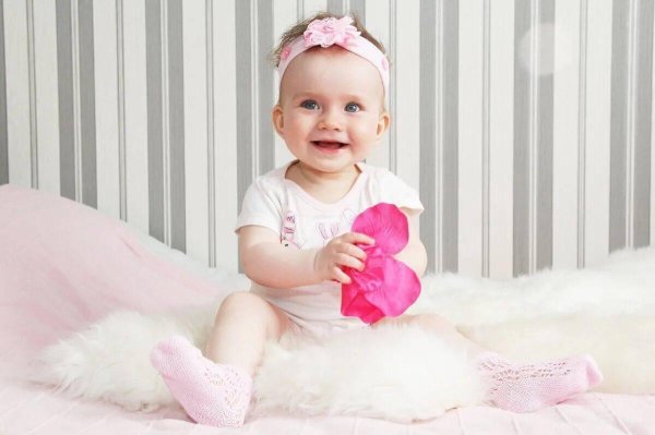 малышка в розовом