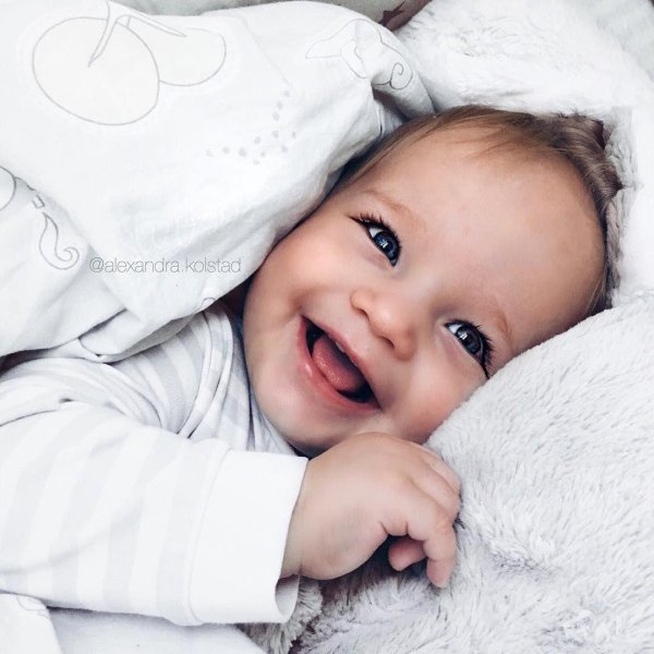 улыбающийся младенец