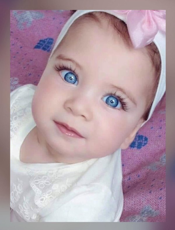 младенец с голубыми глазами