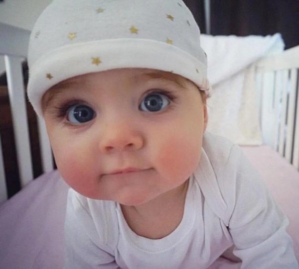 младенец с большими глазами