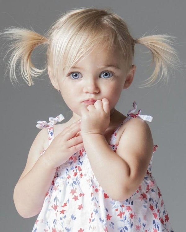 красивая маленькая девочка