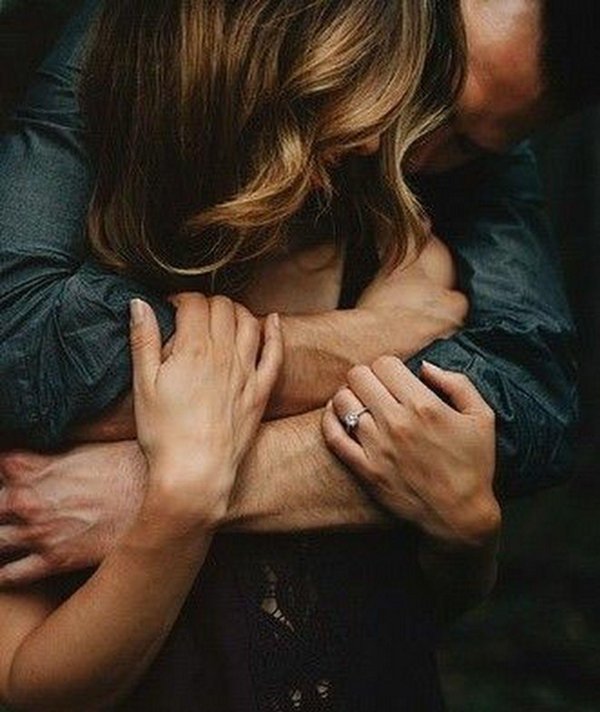 мужчина обнимает девушку сзади