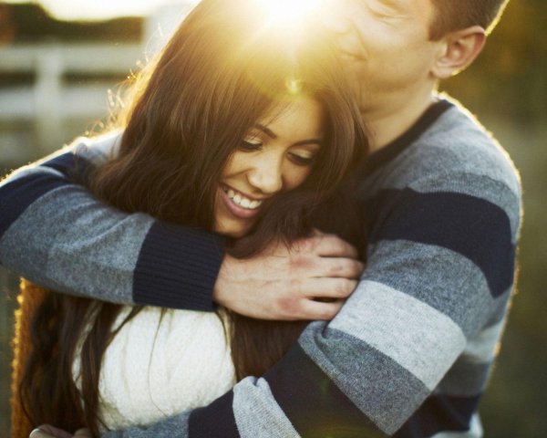 девушка обнимает парня