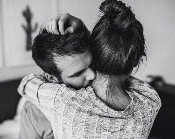 крепко обнимает девушку