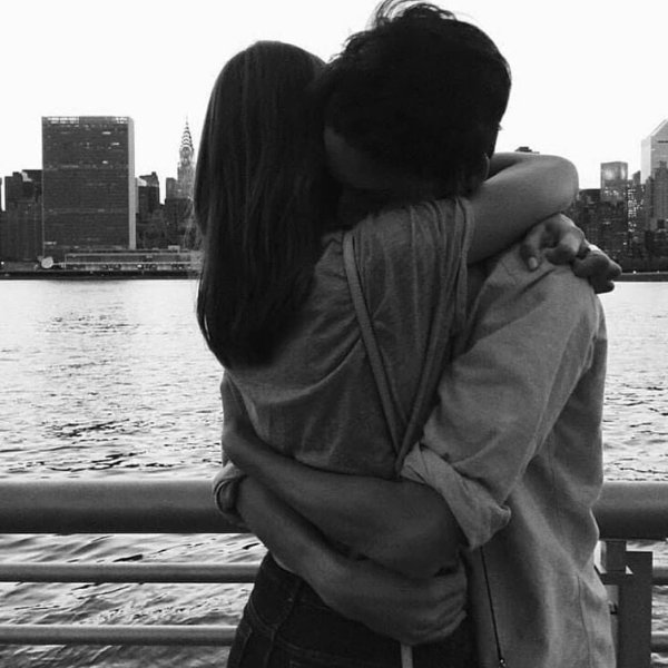 парочка обнимается