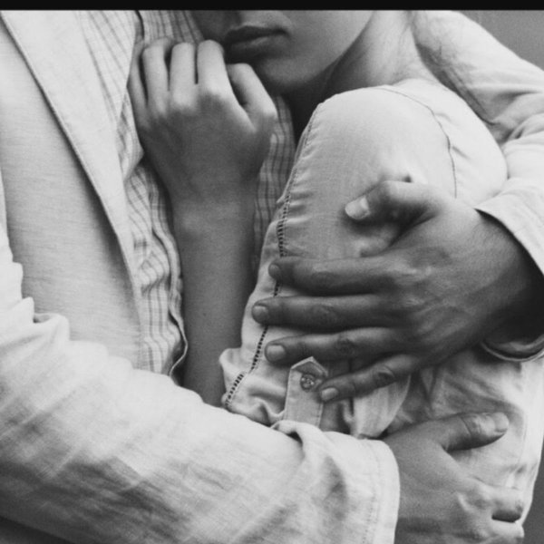 мужчина обнимает