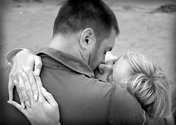 нежное объятие