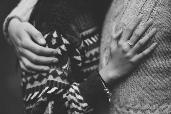 мужской свитер на женщине