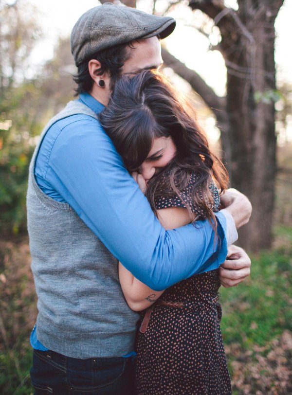 парень обнимает девушку