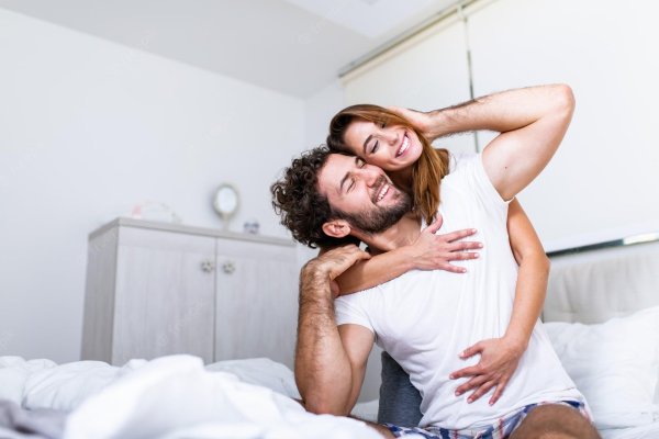 влюбленные лежат на кровати