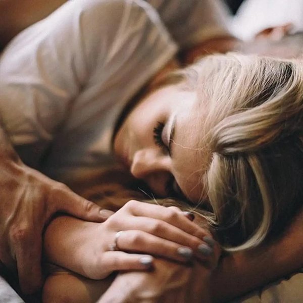 нежное объятие