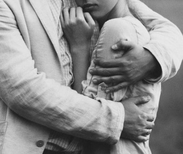 мужчина обнимает