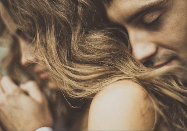 женщина на мужчине