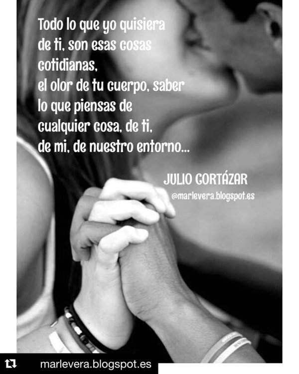 целует руки любимой