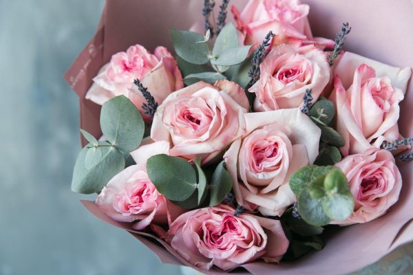 красивый букет пионовидных роз