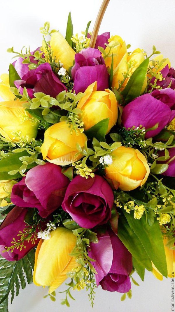 композиция из искусственных тюльпанов