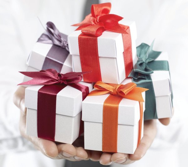 гора подарков