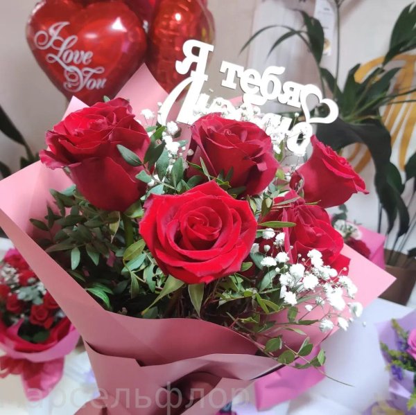 букет с красными розами