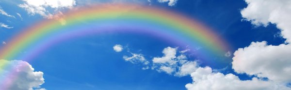 голубое небо с радугой