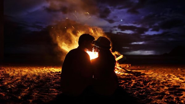 двое у костра