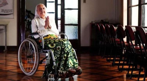 старые люди